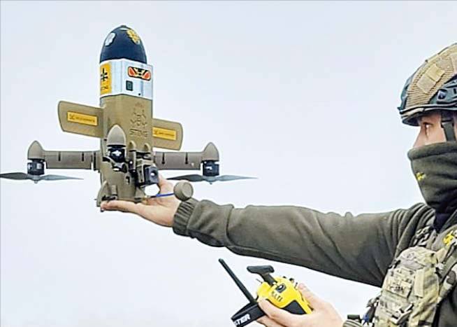 시속 300㎞로 요격하는 ‘스팅’  우크라이나 병사가 이란제 샤헤드 드론을 겨냥한 요격 드론 ‘스팅’을 작동하고 있다./와일드호넷츠사