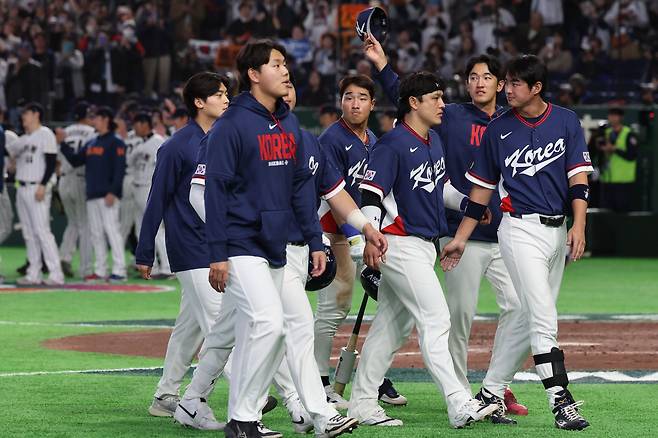 7일 일본 도쿄돔에서 열린 2026 WBC 조별리그 C조 2차전 한국과 일본의 경기, 8대6으로 패배한 한국 선수들이 아쉬워하고 있다. /뉴시스