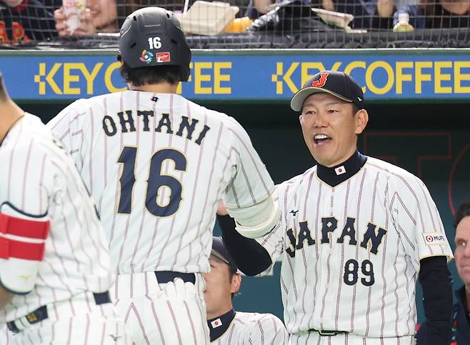 7일 일본 도쿄돔에서 열린 2026 월드베이스볼클래식(WBC) 조별리그 C조 2차전 대한민국과 일본의 경기. 3회말 1사 일본 오타니 쇼헤이가 솔로 홈런을 친 뒤 이바타 히로카즈 감독과 자축하고 있다. /연합뉴스