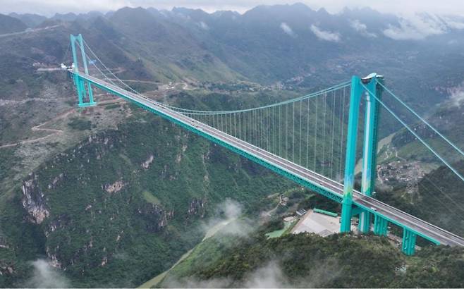 세계에서 가장 높은 곳에 지어진 다리. 구이저우성의 교각.