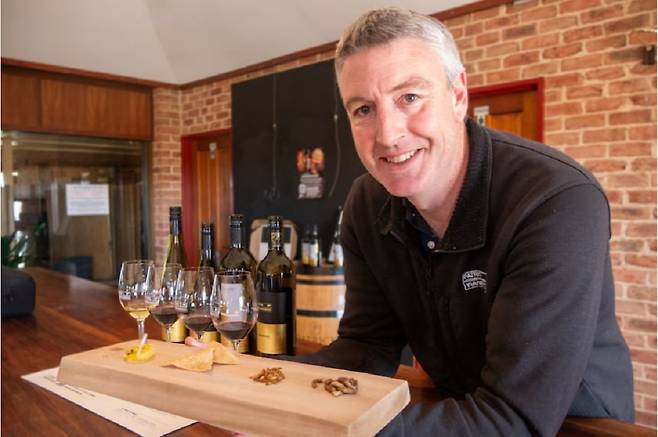 호주 쿠나와라 지역의 한 와이너리에서 식용 곤충과 와인 페어링 행사를 진행하고 있다. 호주 ABC 홈페이지 캡처