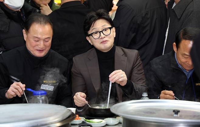 한동훈 전 국민의힘 대표가 7일 부산 북구 구포시장을 방문, 상인 대표 등과 국밥을 먹고 있다. 2026.03.07. 뉴시스