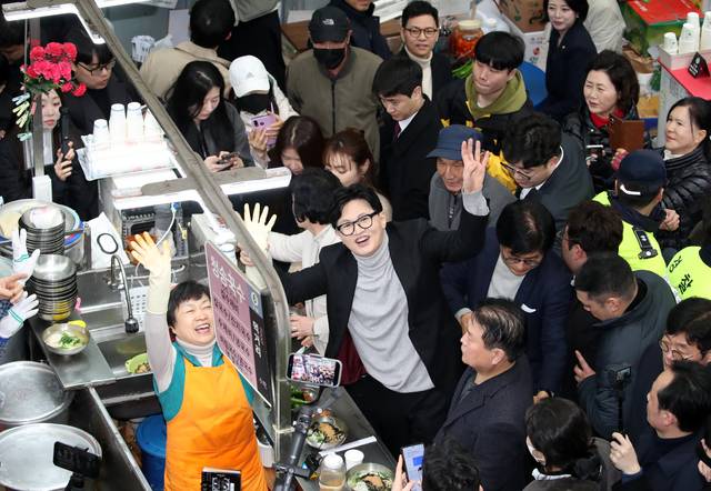 한동훈 국민의힘 전 대표가 27일 오후 대구 서문시장을 찾은 자리에서 지지자들에게 인사하고 있다.   [연합뉴스]