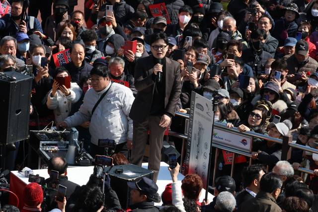 한동훈 전 국민의힘 대표가 7일 부산 북구 구포시장을 찾아 상인들과 지지자들에게 인사를 하고 있다.   [연합뉴스]