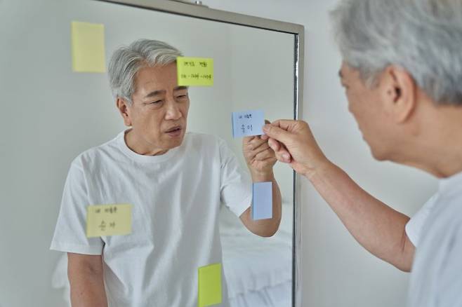 노년에 가장 두려운 질병 중 하나가 치매다. 치매는 예방이나 완치는 어렵지만 진행을 늦추는 것은 가능하다. 전문가들은 반복적 기억 저하, 계산 실수 증가, 성격 변화 등이 6개월 이상 지속된다면 병원을 찾아 진료 받을 것을 권고한다. /게티이미지뱅크