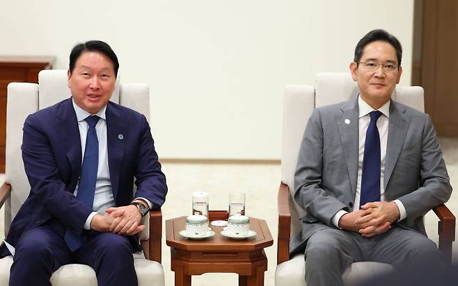 최태원 SK 회장(왼쪽)과 이재용 삼성전자 회장이 지난해 10월 1일 서울 용산 대통령실 청사에서 열린 이재명 대통령과 샘 알트만 오픈AI 대표 접견에 참석해 발언하고 있다. 대통령실통신사진기자단