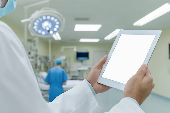 프랑스에서는 약 65%의 병원이 이미 인공지능 솔루션을 실제 운영 환경에서 사용하고 있지만, 국민 67%는 병원에서 AI가 사용되고 있는지 “알지 못한다”고 설문에 답했다. 픽사베이