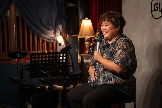 2025년 10월3일 부산 사상구 카페에서 오픈마이크 무대에 선 스탠드업 코미디언 아누. 아누 제공