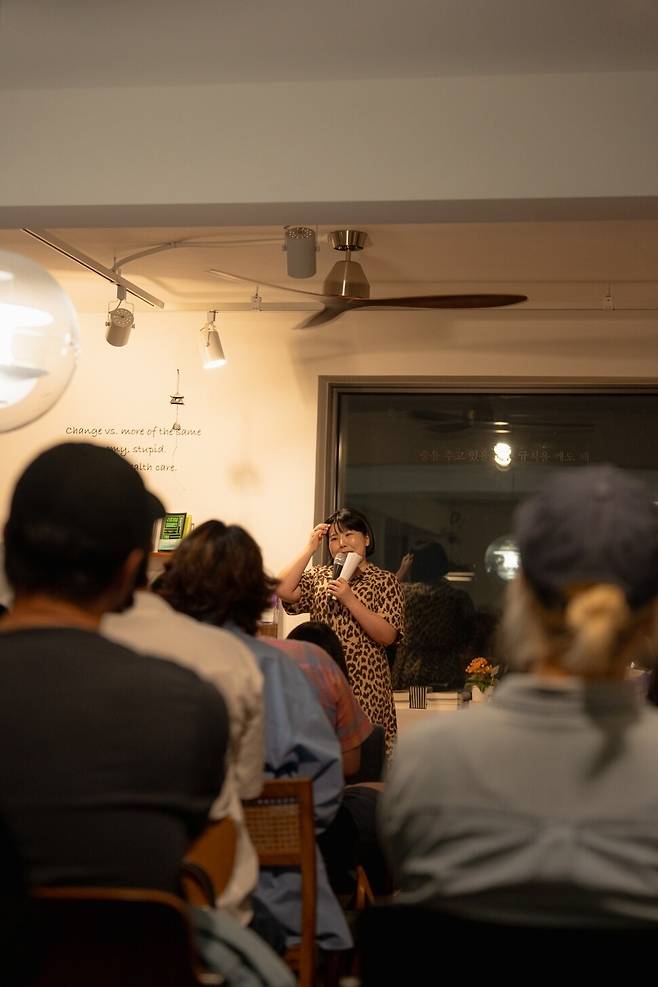 스탠드업 코미디 ‘초보’라는 정윤지씨는 자신의 흑역사를 풀어낸 스탠드업 코미디 무대에서 관객과 호흡하며 위안을 얻는다. 정윤지 제공