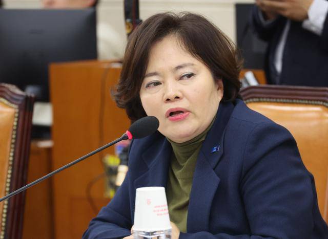 정춘생 조국혁신당 의원이 2월 12일 서울 여의도 국회에서 행정통합 의결을 위해 열린 전체회의에서 토론을 하고 있다. 뉴시스