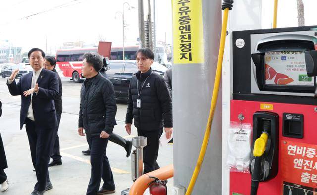 구윤철 부총리 겸 재정경제부 장관이 6일 대전 유성구 주유소를 방문해 한국석유관리원 관계자들과 국제유가 상승 국면을 틈탄 가격 담합이나 매점매석 등 불법 행위 등에 대한 현장점검을 하고 있다. 뉴스1