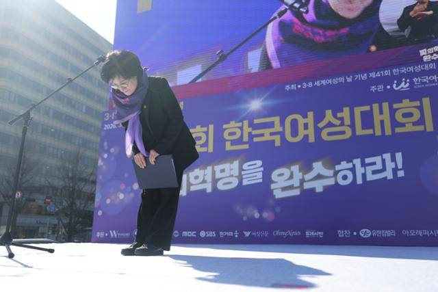 원민경 성평등가족부 장관이 7일 서울 종로구 광화문 인근에서 열린 2026년 3·8 세계 여성의 날 기념 제41회 한국여성대회에서 축사를 마친 뒤 고개 숙여 인사하고 있다. 연합뉴스