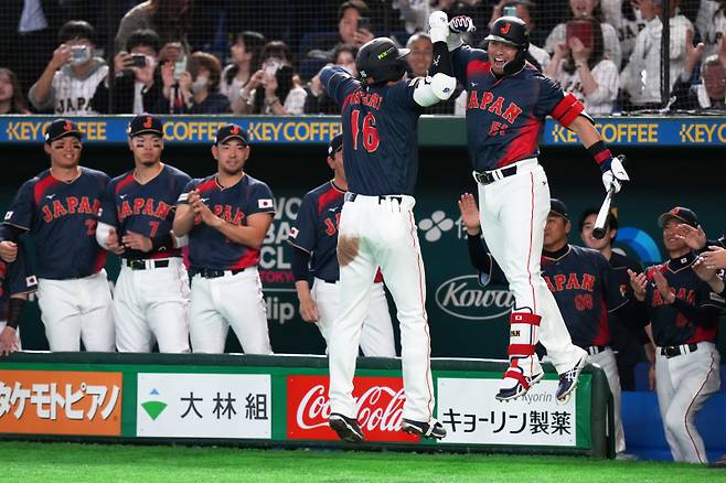 <yonhap photo-5423=""> Japan's Shohei Ohtani and teammate Seiya Suzuki, right, jump in the air as they celebrate after a home run by Ohtani during the second inning of a World Baseball Classic Pool C game between Japan and Taiwan Friday, March 6, 2026 in Tokyo. (AP Photo/Eugene Hoshiko)/2026-03-06 19:48:20/ <저작권자 ⓒ 1980~2026 ㈜연합뉴스. 무단 전재 재배포 금지, AI 학습 및 활용 금지></yonhap>