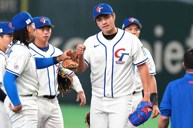 <yonhap photo-5469=""> Taiwan's pitcher Cheng Hao-chun, third right, leaves the arena during the second inning of a World Baseball Classic Pool C game between Japan and Taiwan Friday, March 6, 2026 in Tokyo. (AP Photo/Eugene Hoshiko)/2026-03-06 19:57:49/ <저작권자 ⓒ 1980~2026 ㈜연합뉴스. 무단 전재 재배포 금지, AI 학습 및 활용 금지></yonhap>