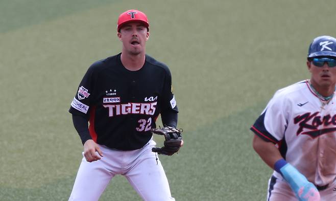 <yonhap photo-2803="">24일 일본 오키나와현 가데나의 가데나 구장에서 열린 2026 월드베이스볼클래식(WBC) 대한민국 야구대표팀과 KIA 타이거즈 연습경기. 기아 유격수 제리드 데일이 수비를 하고 있다. 2026.2.24 [연합늇]</yonhap>