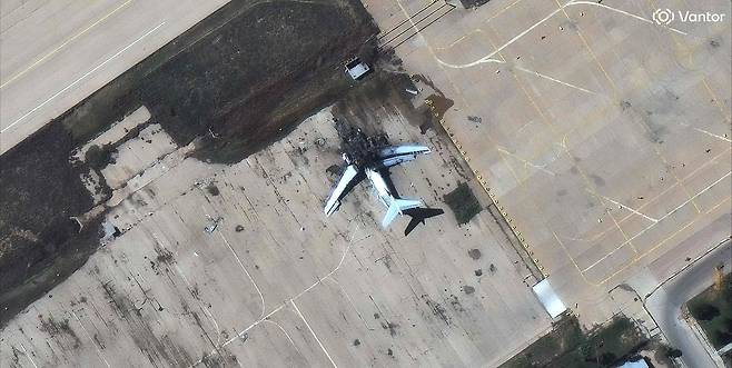 현지시간 6일 이란 중남부 시라즈 공군기지에서 파괴된 이란 공군(IRIAF)의 Il-76 수송기가 위성 사진으로 확인된다. AFP=연합뉴스