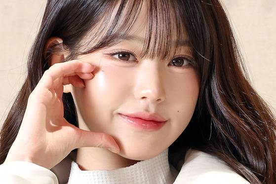 아이브 장원영이 포즈를 취하고 있다. 뉴스1