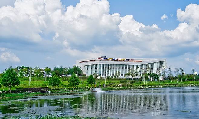 충남도청 신도시에 있는 충남도서관 전경. 충남도서관은 2023~225년 충남지역 도서관 사서들의 서평을 묶은 책을 발간했다. [사진 충남도]