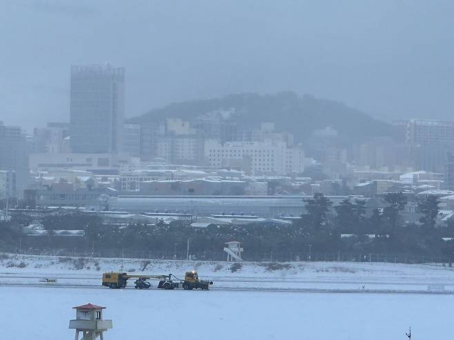 지지난 2023년 12월 제주국제공항에 폭설이 내려 제주공항측이 제설작업을 하고 있다. 최충일 기자