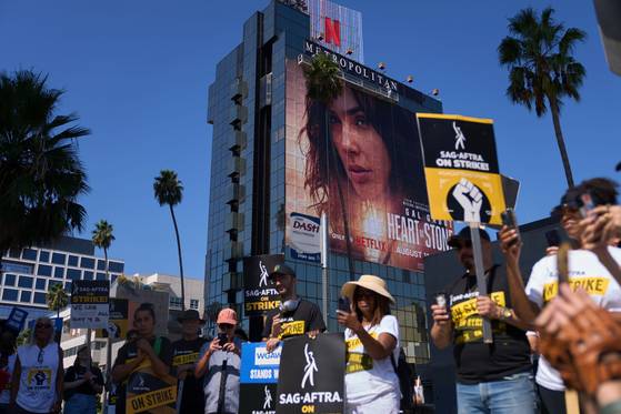 2023년 10월 17일, 미국 캘리포니아주 로스앤젤레스 넷플릭스 스튜디오 밖에서 SAG-AFTRA(미국 영화배우조합-미국 텔레비전 및 라디오 예술가 연합) 조합원들이 집회를 열고 있다. EPA=연합뉴스