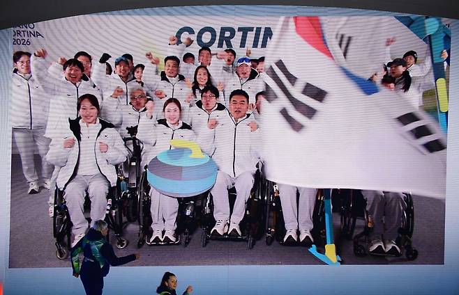 7일 이탈리아 베로나 아레나에서 열린 2026 밀라노·코르티나담페초 동계패럴림픽 개회식에서 입장하는 한국 선수단. 사진 대한장애인체육회