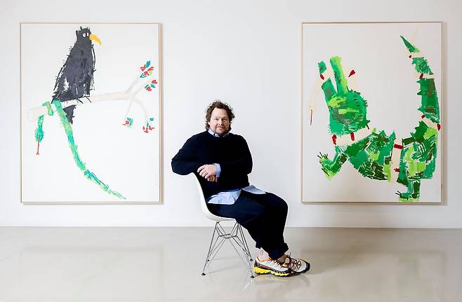 베를린을 중심으로 활동하는 작가 앤디 피셔. 아이들의 낙서처럼 보이는 단순한 그림들은 기존의 회화적 관습을 비튼 ‘유쾌한 반항’으로 평가받는다. 김정훈 기자