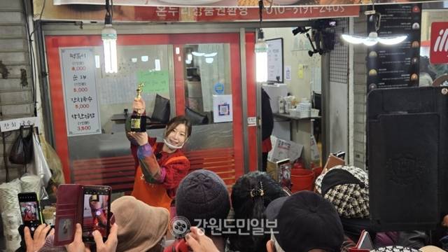 ▲ 이소나가 7일 춘천 후평시장에서 ‘미스트롯4’ 우승 트로피를 들어올리고 있다. 김진형 기자