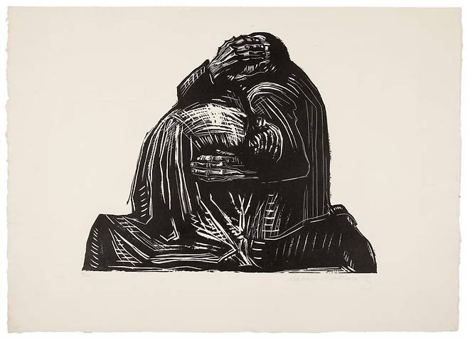 '부모'(1921~1922). '전쟁' 연작 중 하나로, 아들을 잃고 웅크린 부모의 모습이다. /케테 콜비츠 미술관, 베를린