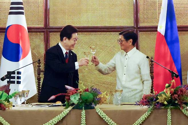 재명 대통령과 페르디난드 마르코스 필리핀 대통령이 지난 3일 필리핀 마닐라 말라카냥궁에서 열린 국빈방문 공식만찬에서 건배하고 있다. /사진=연합뉴스