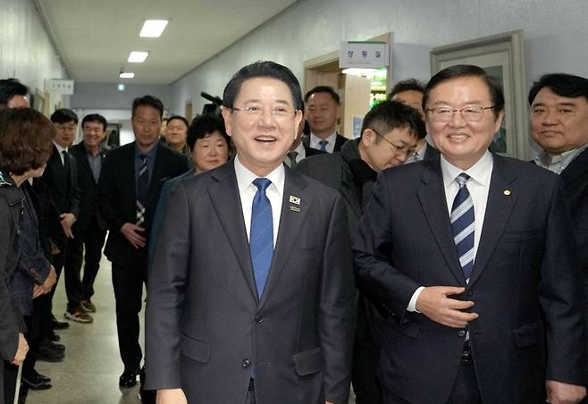 김영록 전라남도지사가 6일 광주 북구청 대회의실에서 열린 ‘전남·광주 행정통합 광주 자치구 초청 북구 타운홀미팅’에 참석하기 위해 문인 북구청장과 입장을 하고 있다. 전남도 제공