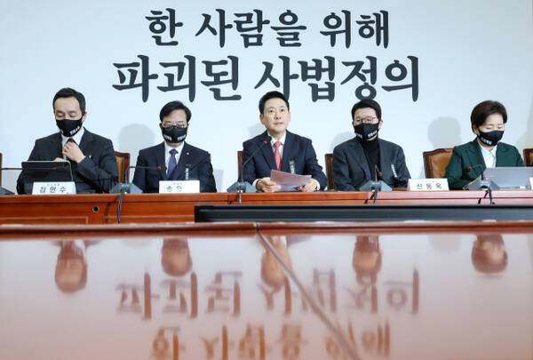 국민의힘 장동혁 대표가 5일 국회에서 열린 최고위원회의에서 발언하고 있다. 최고위를 앞두고 국민의힘은 백드롭을 ‘한 사람을 위해 파괴된 사법정의’라는 문구로 교체했다. 연합뉴스