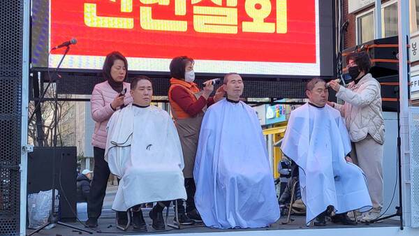 7일 오후 과천 중앙공원에서 열린 과천 경마공원 이전반대 2차 시민 총궐기대회에서 김현석 도의원과 김진웅 시의원, 김동진 시민운동가가 삭발식을 하고 있다. 김형표기자