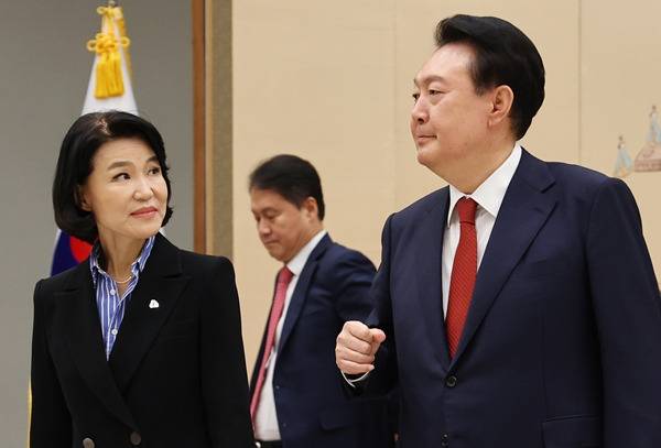 ▲ 이진숙 전 방통위원장과 윤석열 전 대통령. ⓒ연합뉴스