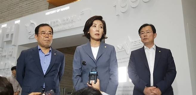 ▲ 2019년 9월5일 자유한국당 지도부와 미디어특별위원들이 네이버 사옥에서 실시간 검색어를 규탄하는 비공개 면담을 마친후 브리핑을 하고 했다. 사진=미디어오늘.