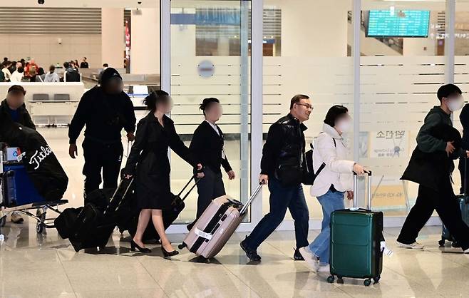 중동 사태 여파로 두바이 공항 운항 차질이 이어져 현지에 체류하던 한국인 관광객들이 귀국을 못하고 있었다. 지난 5일 인천국제공항으로 귀국하는 모습. 사진과 기사는 관련 없음. [뉴스1]