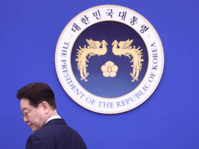 이재명 대통령이 6일 청와대에서 열린 수석보좌관회의에서 국민의례를 마친 후 착석하고 있다. [연합뉴스]