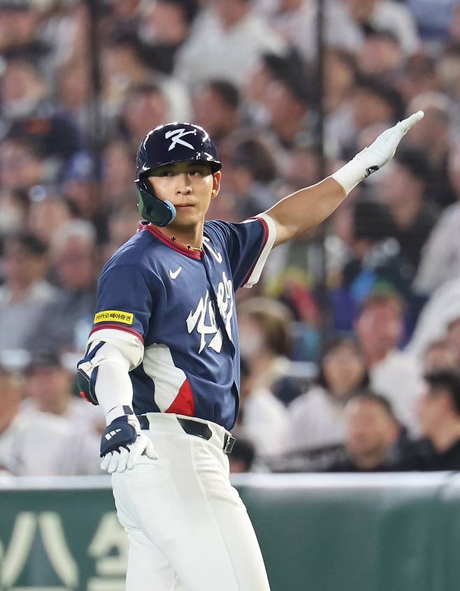 야구대표팀 이정후가 7일 일본 도쿄돔에서 열린 2026 월드베이스볼클래식(WBC) 조별리그 C조 2차전 일본과 경기에서 1회초 선취점을 뽑는 적시타를 친 뒤 세리머니를 펼치고 있다. 연합뉴스