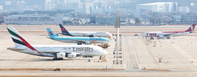 중동사태로 항공편이 결항되며 인천국제공항에서 에미레이트 항공 A-380 여객기가 계류하고 있다. <연합뉴스>