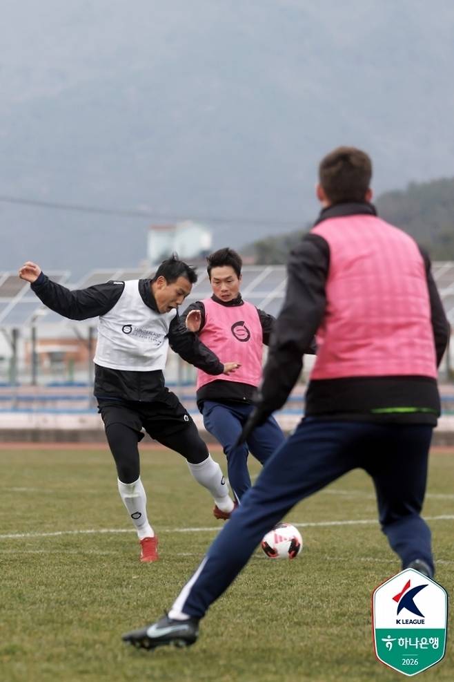 훈련 중인 박동진(사진 오른쪽). 사진=한국프로축구연맹
