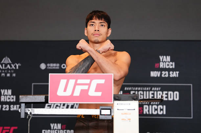 최동훈이 2024년 11월 중국 마카오특별행정구에서 Road to UFC 시즌3 플라이급 결승 계체를 통과하고 있다. 사진=TKO