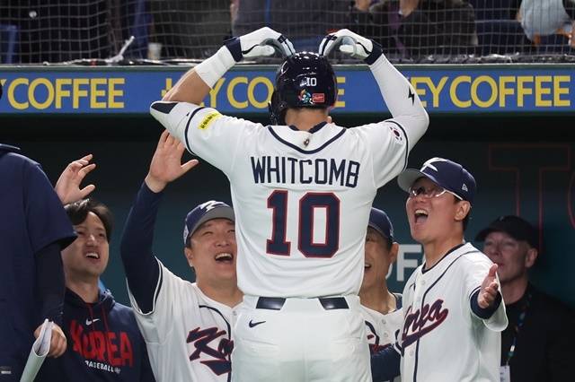 5일 일본 도코돔에서 열린 2026 월드베이스볼클래식(WBC) 조별리그 C조 1차전 한국과 체코의 경기. 3회초 1사 한국 셰이 위트컴이 솔로 홈런을 친 뒤 류지현 감독과 코치진에게 하트를 날리고 있다. 사진=연합뉴스