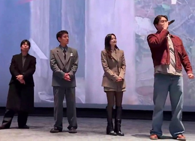 배우 유지태가 영화 ‘왕과 사는 남자’로 ‘천만 배우’ 반열에 오른 가운데, 무대 인사 현장에서 포착된 실물 체감이 온라인에서 화제를 모으고 있다. /  사진 = 온라인 커뮤니티 캡처