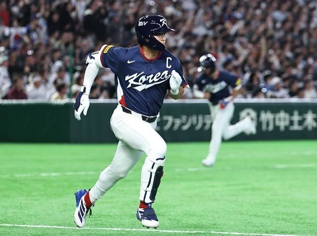7일 일본 도쿄돔에서 열린 2026 WBC 조별리그 C조 2차전 대한민국과 일본의 경기. 1회초 무사 1, 3루 한국 이정후가 1타점 적시타를 치고 1루로 향하고 있다. 사진=연합뉴스