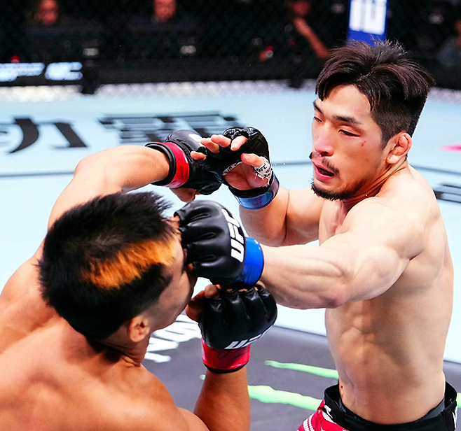 Road to UFC 시즌3 밴텀급 토너먼트 우승자 유수영이 2025년 8월 중국 상하이다우타이에서 UFC 정규 데뷔 2연승을 거두기 위해 Road to UFC 시즌2 밴텀급 토너먼트 준우승자 샤오룽을 주먹으로 때리고 있다. 사진=TKO