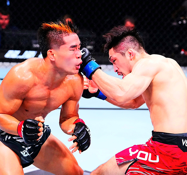 Road to UFC 시즌3 밴텀급 토너먼트 우승자 유수영이 2025년 8월 중국 상하이다우타이에서 UFC 정규 데뷔 2연승을 거두기 위해 Road to UFC 시즌2 밴텀급 토너먼트 준우승자 샤오룽을 주먹으로 때리고 있다. 사진=TKO