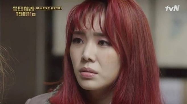 tvN 드라마 '응답하라 1988' 속 '빨간 머리 언니'로 등장한 이문정의 모습. /사진=tvN '응답하라 1988' 방송 화면