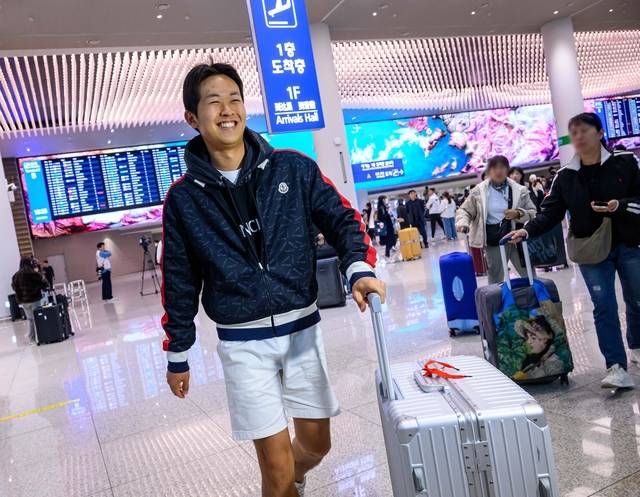 아랍에미리트(UAE) 두바이에 체류 중인 한국인 관광객이 5일 인천국제공항 제2터미널을 통해 귀국하고 있다. 공동취재