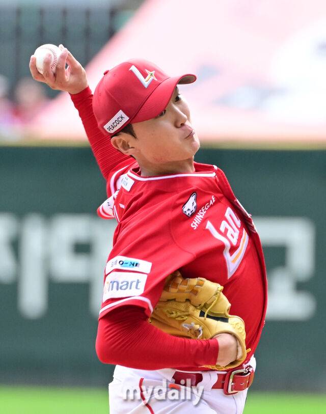 2025년 10월 11일 오후 인천 SSG랜더스필드에서 열린 '2025 신한 SOL Bank KBO 포스트시즌' 삼성 라이온즈와 SSG 랜더스의 준플레이오프 2차전 경기. SSG 선발투수 김건우가 역투하고 있다./마이데일리