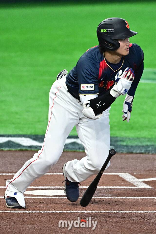 6일 일본 도쿄돔에서 열린 2026 월드 베이스볼 클래식(WBC) 조별리그 일본-대만 경기.일본 오타니가 1회초 첫 자로 나와 초구를 타격해 2루타를 기록했다./도쿄(일본)=한혁승 기자 hanfoto@mydaily.co.kr