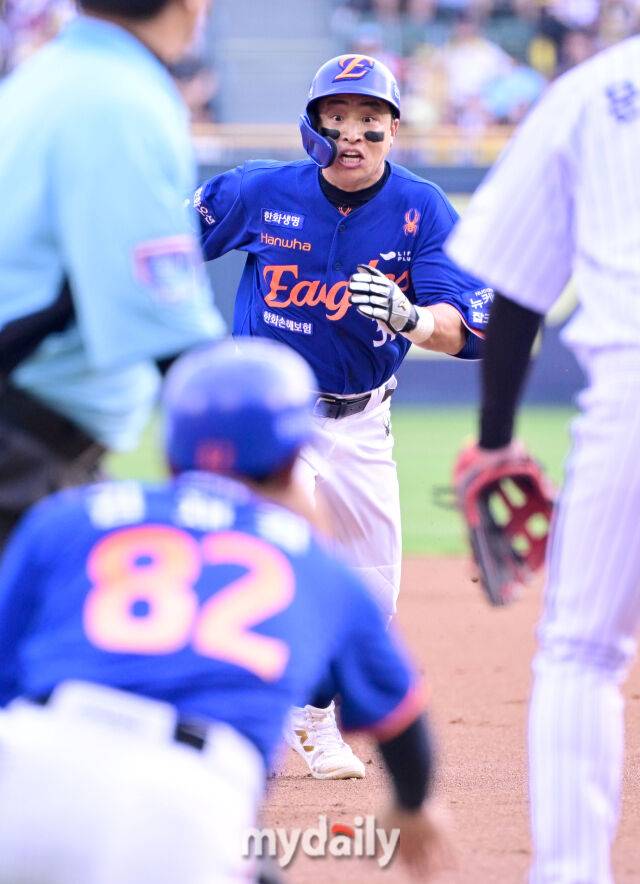 2025년 8월 9일 오후 서울 잠실구장에서 열린 '2025 신한 SOL뱅크 KBO 리그' 한화 이글스와 LG 트윈스의 경기. 한화 1루 주자 손아섭이 1회초 1사 1루서 문현빈의 안타 때 3루로 뛰고 있다./마이데일리